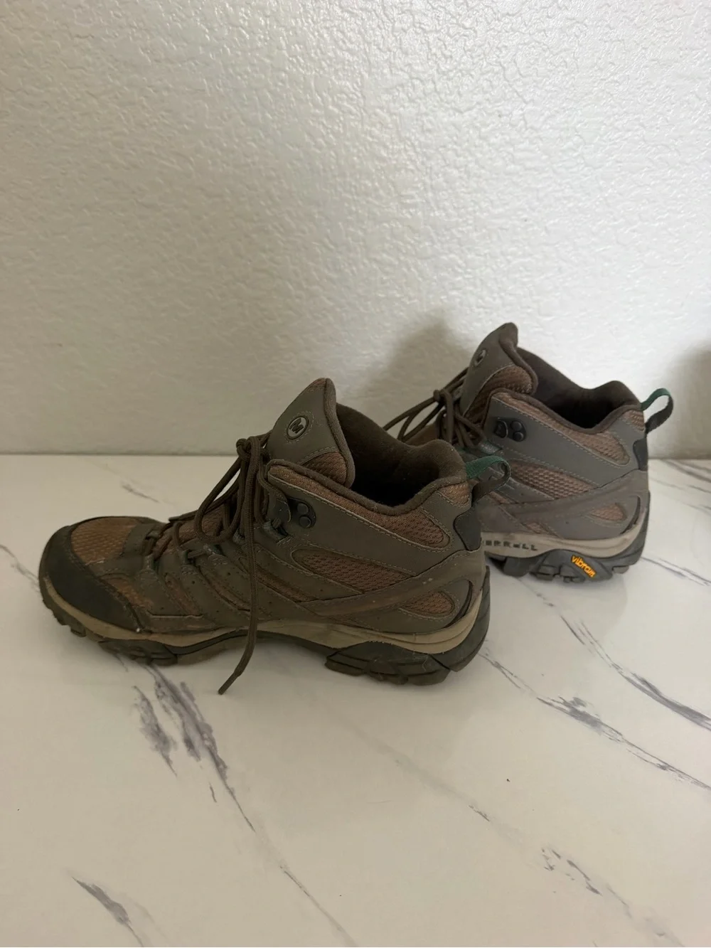 MERRELL MOAB 2 MID GTX HIKING BOOTS MEN'S  Men's men’s size 9 waterproof vibram